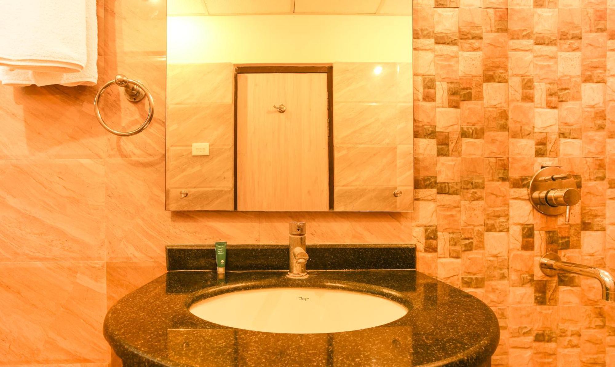 Hotel Janki International Sigra 2 Km From Kashi Vishwanath Temple Varanasi Luaran gambar
