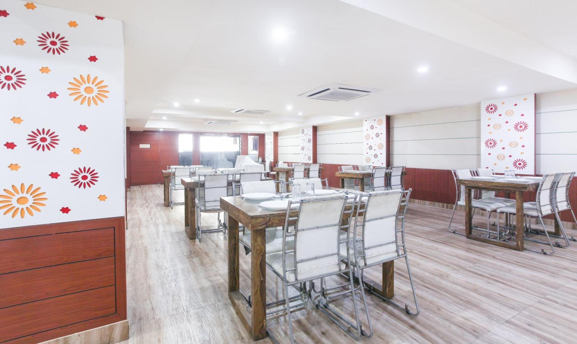 Hotel Janki International Sigra 2 Km From Kashi Vishwanath Temple Varanasi Luaran gambar